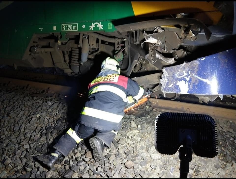 Odklízení následků srážky dvou vlaků u Perninku