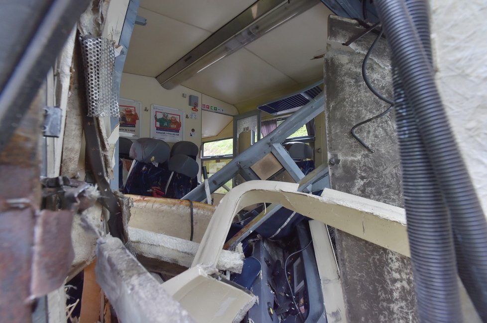 Srážka dvou vlaků u Perninku stála život dva lidi
