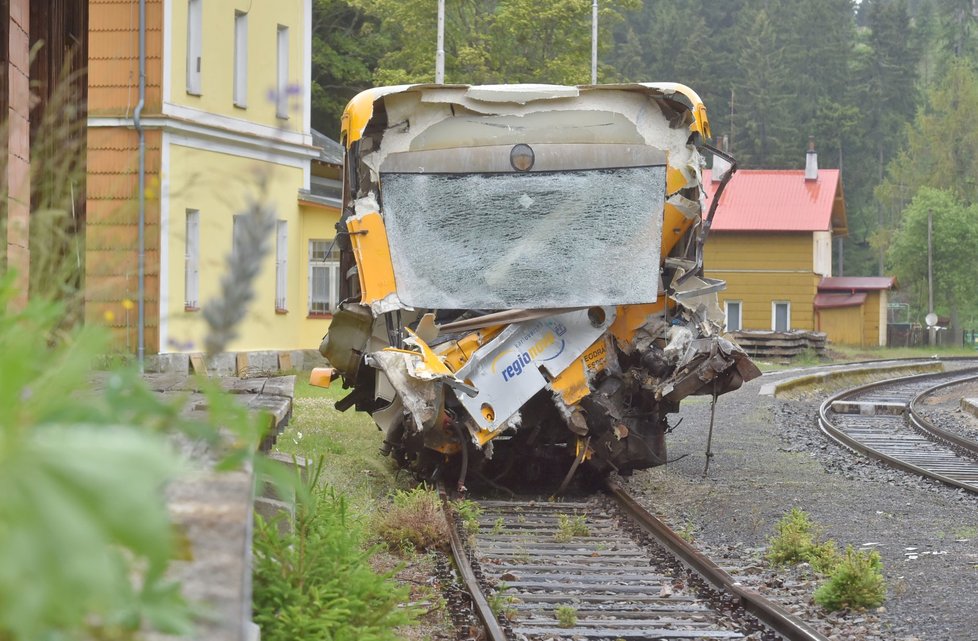 Srážka dvou vlaků u Perninku stála život dva lidi