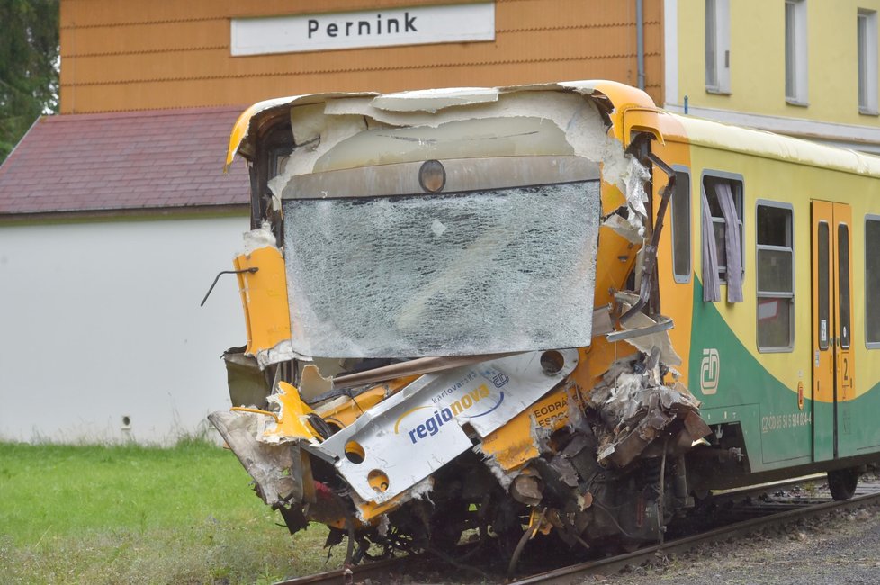 Srážka dvou vlaků u Perninku stála život dva lidi