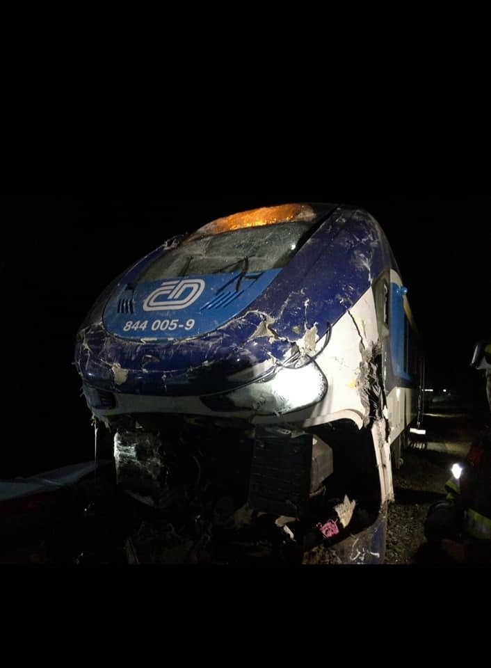 Odklízení následků srážky dvou vlaků u Perninku