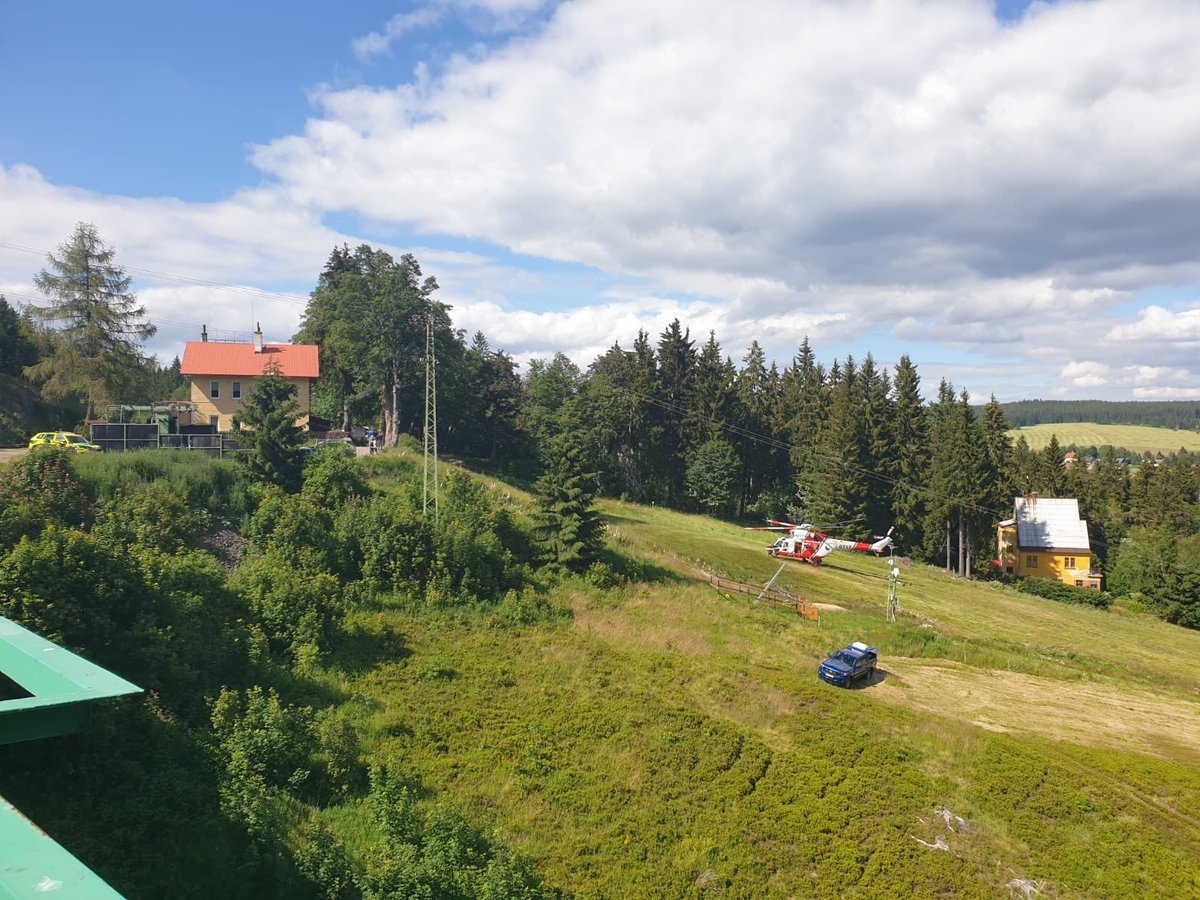 Vlakové neštěstí u Perninku na Karlovarsku si vyžádalo oběti na životech a mnoho zraněných.