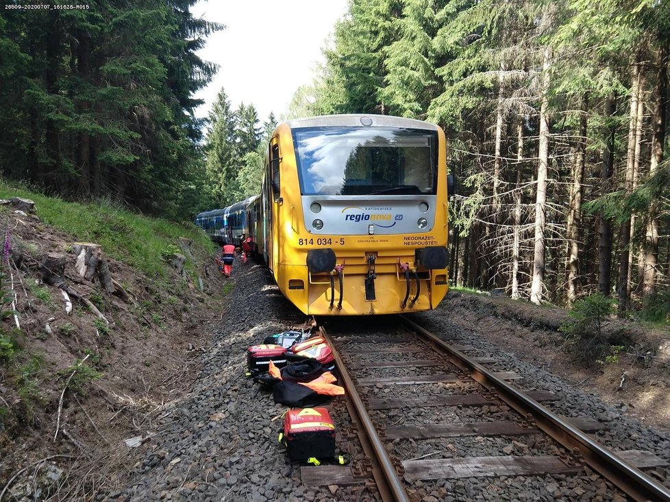 Vlakové neštěstí u Perninku na Karlovarsku si vyžádalo mrtvé i zraněné.