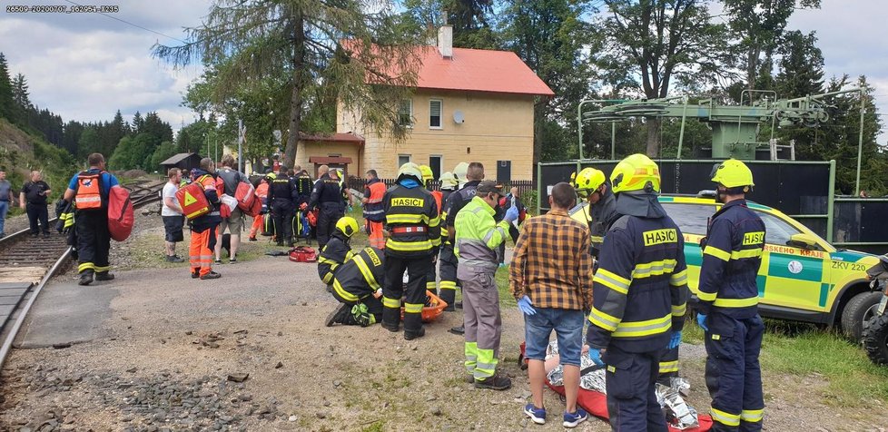 Děsivá srážka vlaků na Karlovarsku: Na místě jsou mrtví a desítky zraněných!