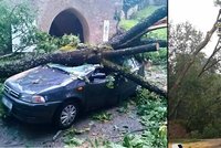 Větrná smršť na hradě Pernštejn: Desítky popadaných stromů, zdemolované auto