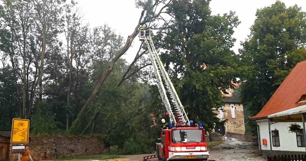 U hradu Pernštejn řádil silný vítr, hasiči měli plné ruce práce