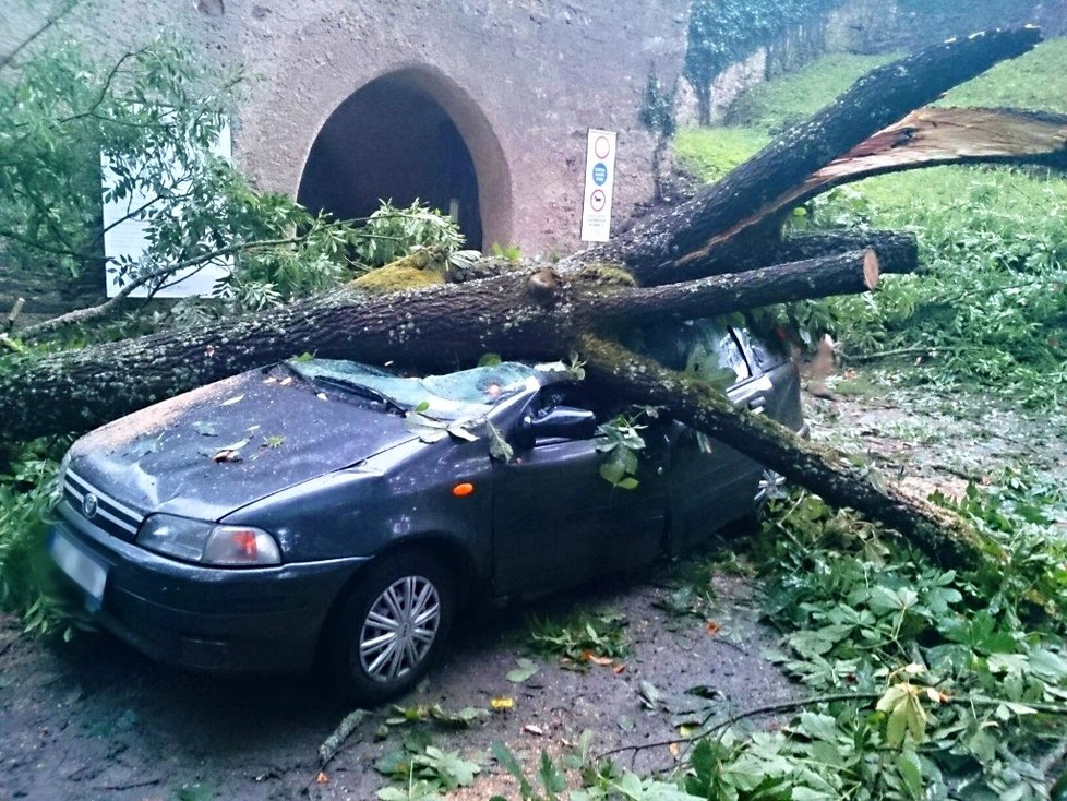 U hradu Pernštejn řádil silný vítr, hasiči měli plné ruce práce