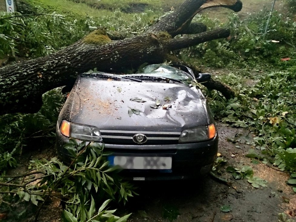 U hradu Pernštejn řádil silný vítr, hasiči měli plné ruce práce