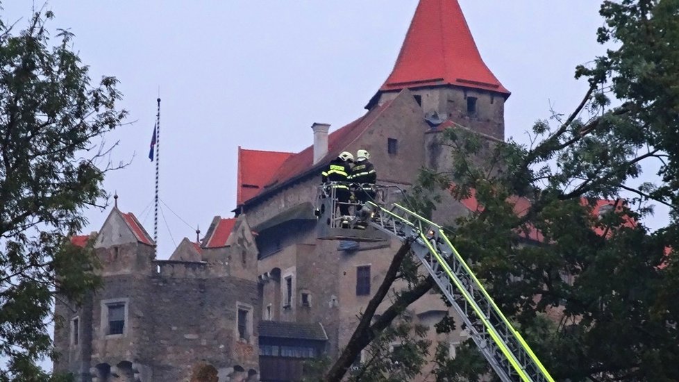 U hradu Pernštejn řádil silný vítr, hasiči měli plné ruce práce