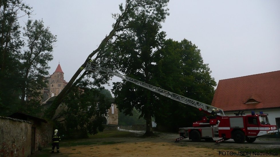 U hradu Pernštejn řádil silný vítr, hasiči měli plné ruce práce