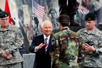 Zemřel miliardář Perot (†89). Chtěl být prezidentem USA, podporoval Jobse