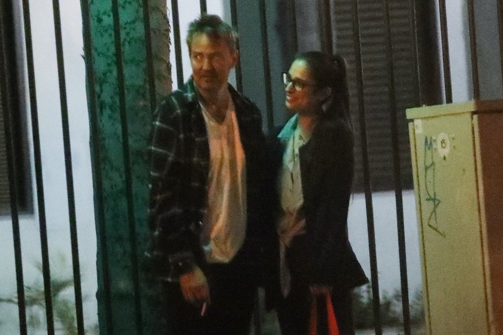 Matthew Perry se snoubenkou Molly. Herec viditelně zhubl.