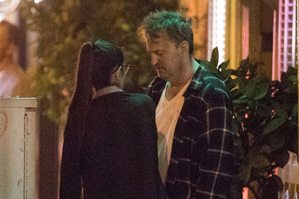 Matthew Perry se snoubenkou Molly. Herec viditelně zhubl.