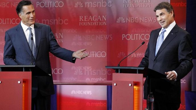 Perryho (vpravo) by za prezidentského kandidáta chtělo 27 procent voličů strany, podpora Romneyho je poloviční