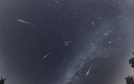 Roj Perseid z loňska českého fotografa. Včera ho NASA vybrala jako snímek dne.