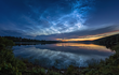 Noční svítící oblak nad Sečskou přehradou v roce 2019.