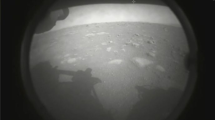 první snímky, které poslal rover Perservence, po svém přistání na Marsu