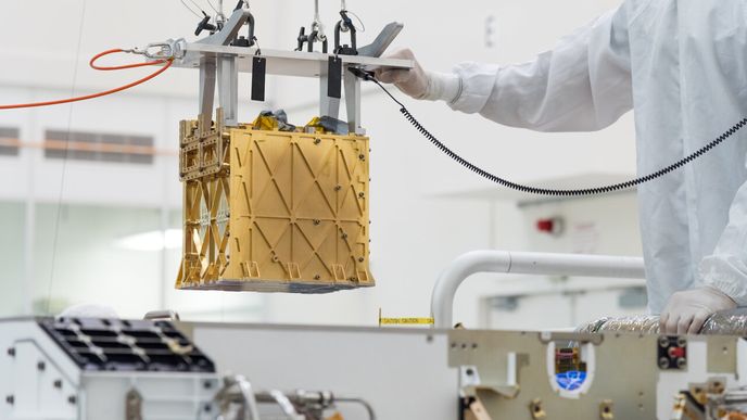 Vesmírnému roveru Perseverance se podařilo rozštěpit oxid uhličitý odebraný z atmosféry Marsu na kyslík a uhlík.