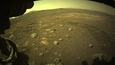 Povrch planety Mars z pohledu roveru Perseverance