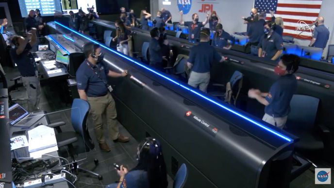 Radost v řídícím centru NASA po úspěšném přistání