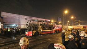 Při neštěstí v Limě zahynulo v hořícím autobusu 20 lidí. Dalších 10 bylo zraněno.