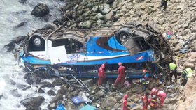 Jedna z dřívějších nehod autobusů v Peru.