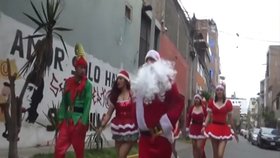 Peruánští policisté provedli zátah na drogové dealery v maskách Santa Clause.