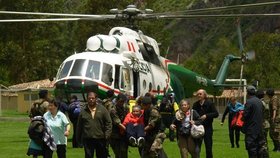 Dva Čechy, kteří se ocitli mezi uvíznutými turisty na peruánském Machu Picchu, už záchranáři evakuovali.