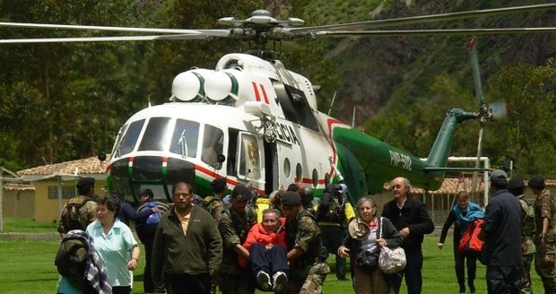 Dva Čechy, kteří se ocitli mezi uvíznutými turisty na peruánském Machu Picchu, už záchranáři evakuovali.