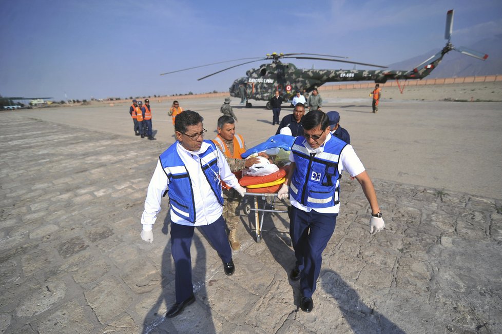 Pro zraněné musel přiletět vrtulník.