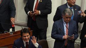 Peruánští poslanci slaví odvolání prezidenta Pedra Castilla (7. 12. 2022).