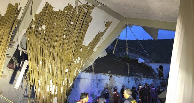 Tragédie v Peru: Na svatebčany spadla hotelová zeď