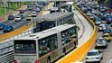 Metropolitano, autobusy na plyn, je možná řešením chaotické situace ve veřejné dopravě Limy.