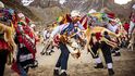 Tanečníci s vycpanou lamou vikuňou na zádech, která symbolizuje vysoko položené andské pastviny