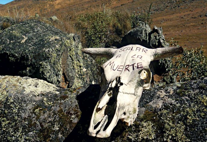 Lebka s nápisem „Lezením ke smrti“, makabrózní kousek místních borců.