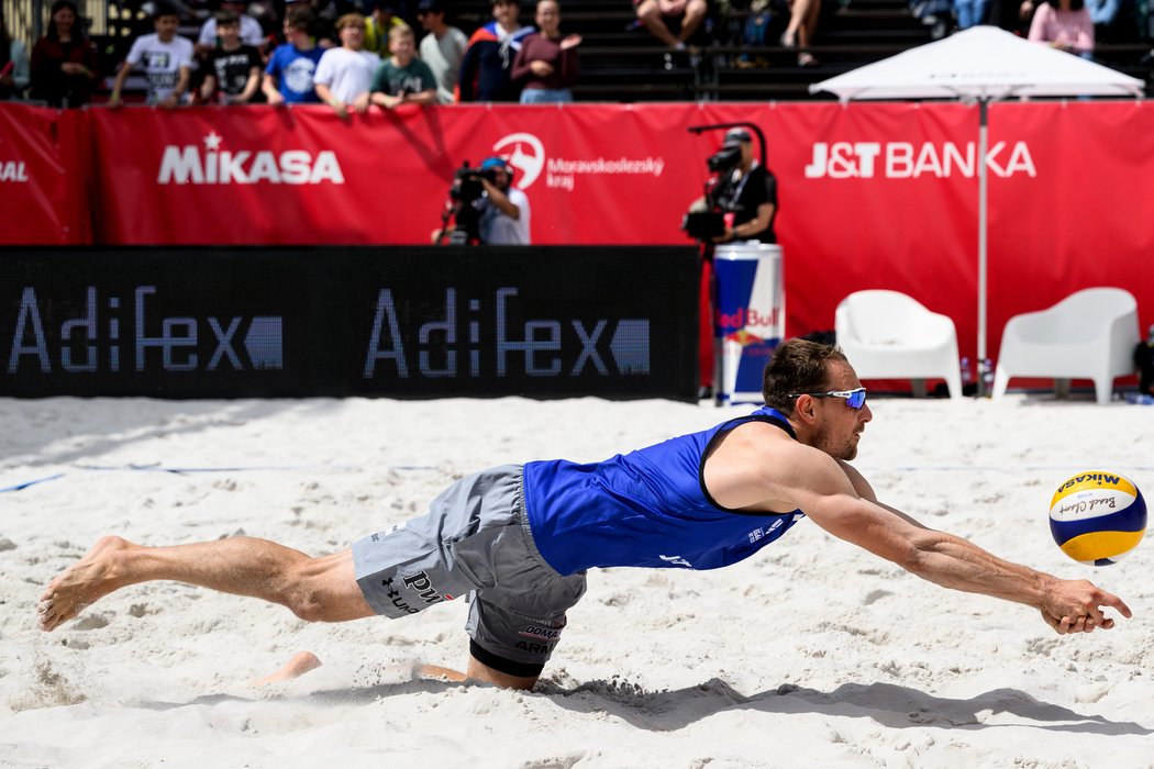 Český beachvolejbalový pár Perušič - Schweinter si zahraje finále domácího turnaje