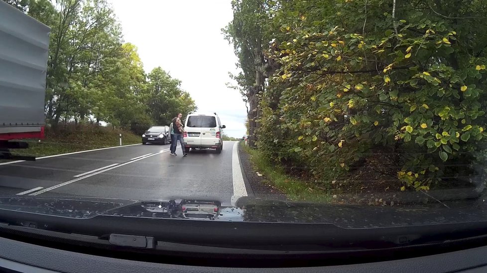 Tomáš nakonec fenku odnesl do auta.