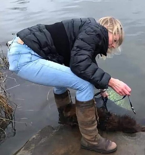 Bellu majitelé hodili do řeky s kamenem na noze: Fenka do poslední chvíle bojovala o holý život!