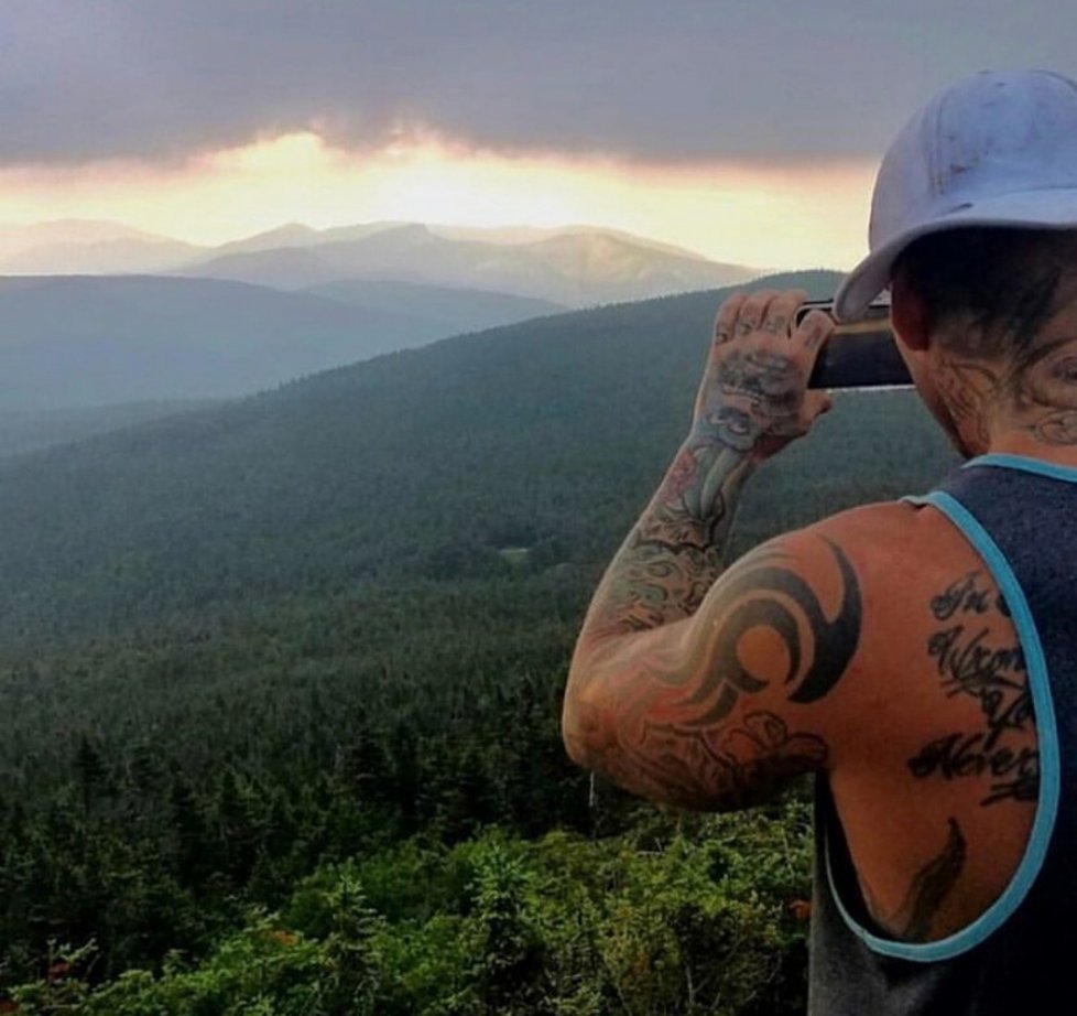 Dojemné foto: Mladý tatér se zřítil do rokle, jeho psi odmítli opustit jeho tělo i sebe navzájem