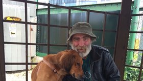 Bezdomovec Bohoušek a jeho psí kamarád