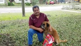 Pes Otis se evakuoval před bouří Harvey, s sebou si vzal pytel granulí.