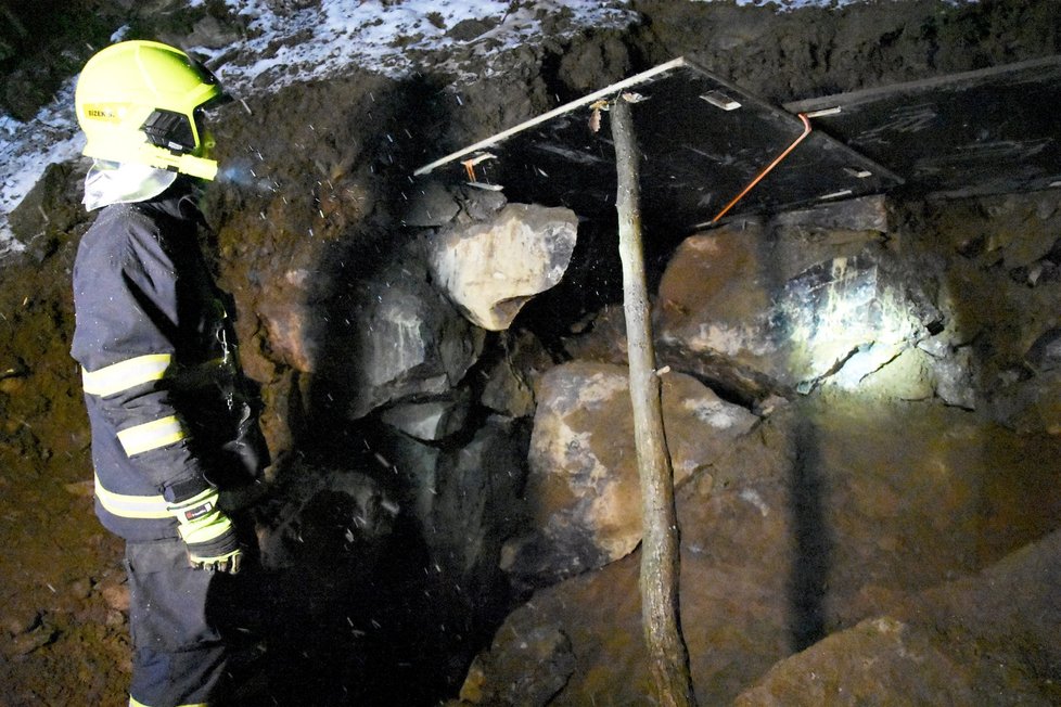 Hasiči se snaží zachránit psa, který se při honu ztratil v bývalém kamenolomu.