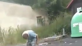 Muž na ulici v Jáchymově napadl svoji vlastní fenku. Nejprve ji uhodil, pak škrtil a nakonec s ní hodil o zem. Policie mu zvíře odebrala.