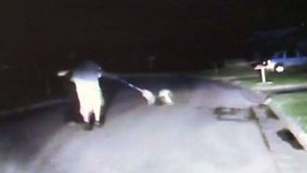 Muž z Kansasu zaútočil na policistu psem na obojku.