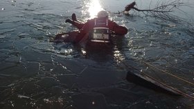 Záchrana australského ovčáka Bruna z ledu