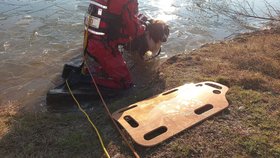 Záchrana australského ovčáka Bruna z ledu