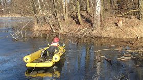 Pod Artušem se propadl led a voda ho odřízla na ostrůvku: Zachránili ho hasiči