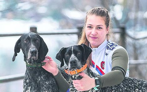 Musherka Adriana Švecová s jejími psy Nanukem (vlevo) a Bezinkou.