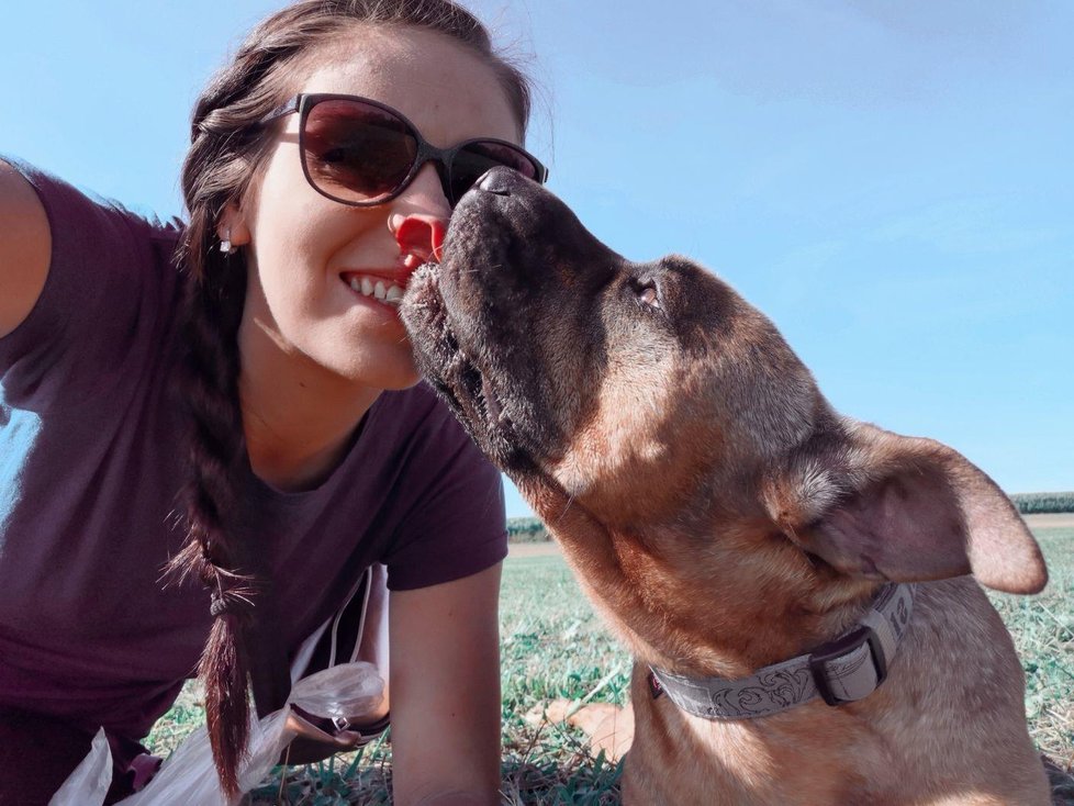 Majitelka s desetiletým křížencem staforda Ruffusem (10)