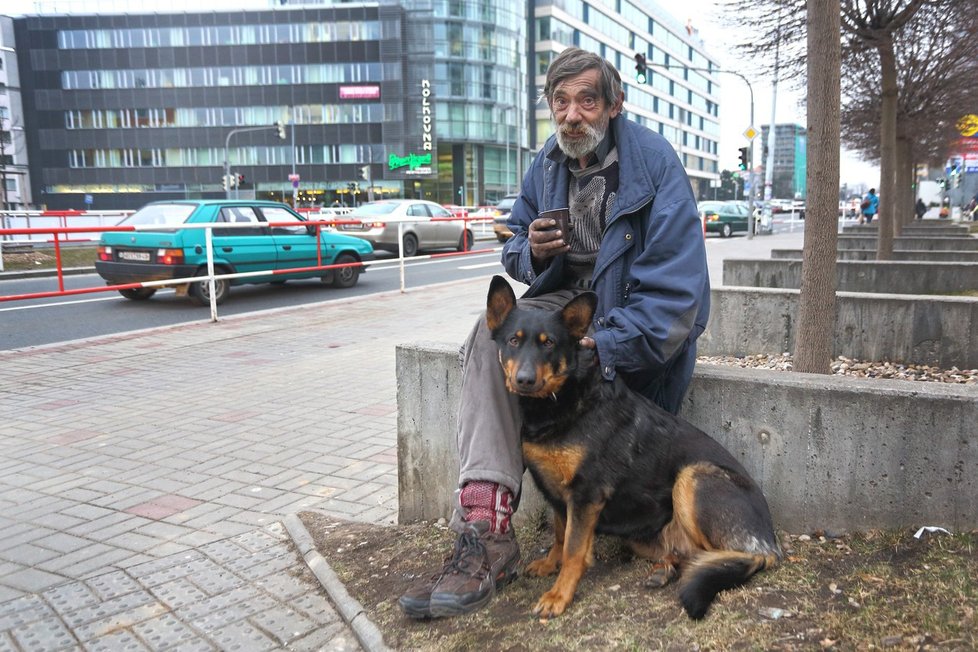 Bezdomovecký hřbitov funguje virtuálně, lidé na něm mohou upozorňovat na úmrtí lidí bez přístřeší a naposledy se rozloučit. (Ilustrační foto)